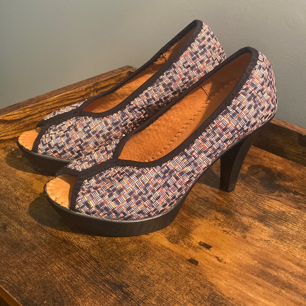 Bernie Mev Legend Fabic Peep Toe Classic Pump. Size 37
